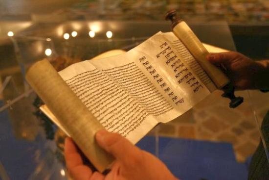 LA SCRITTURA E IL TEMPO TRATTENUTO. Una prospettiva ebraica.